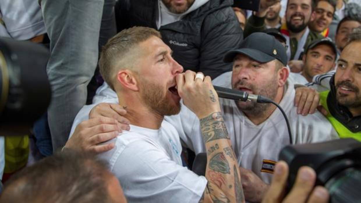 Ramos, junto a algunos de los aficionados