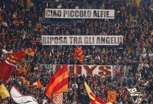 Las pancartas sobre el pequeño Alfie que enseñó el Olímpico de Roma durante la Champions