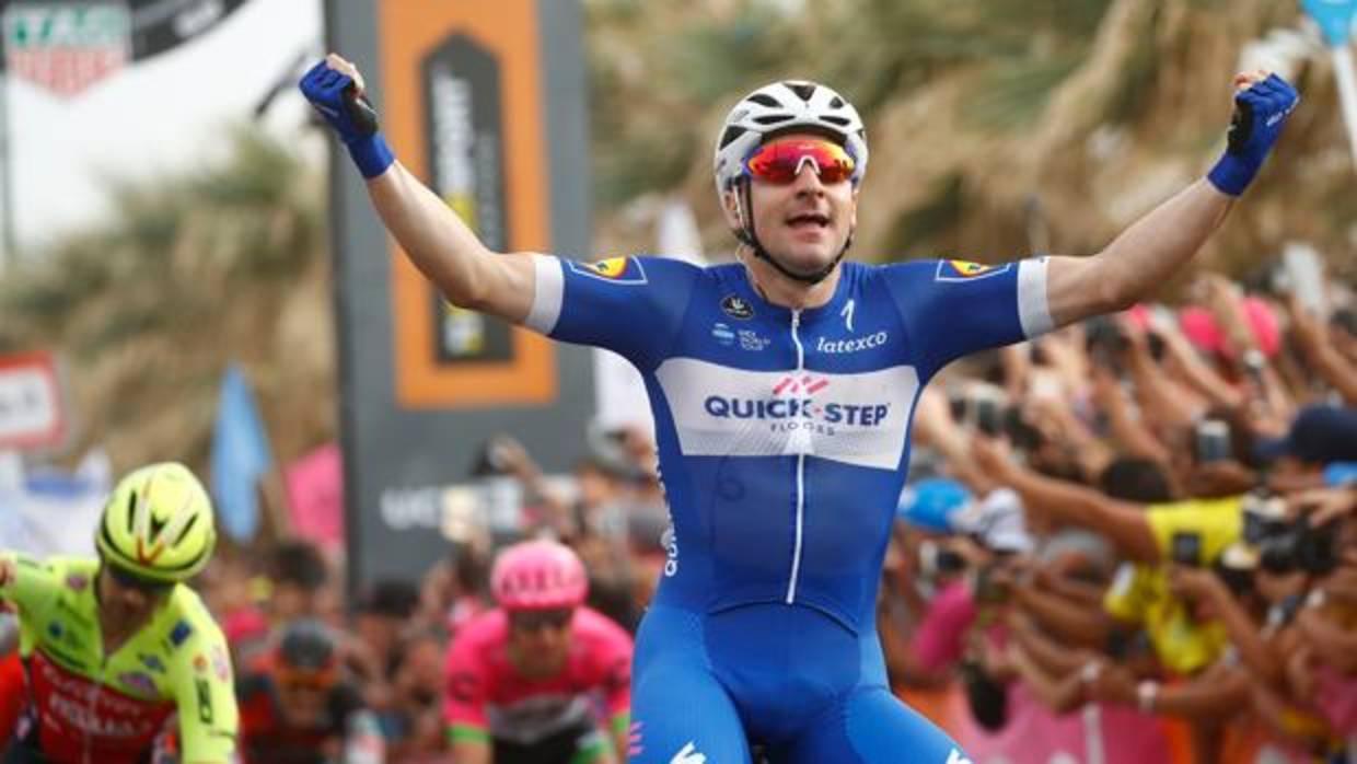 Viviani celebra su victoria en la segunda etapa del Giro de Italia