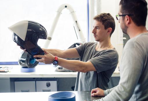 Jorge Lorenzo examina su casco Shark