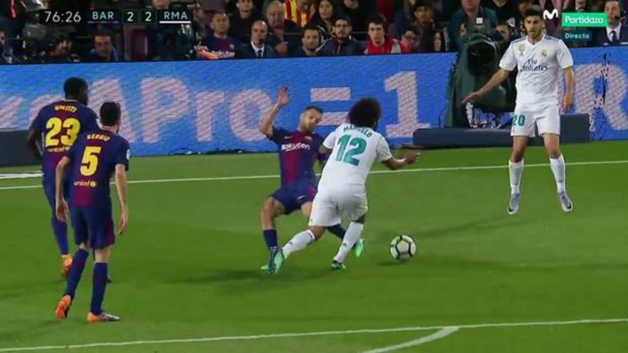 Momento en el que Jordi ALba derriba a Marcelo