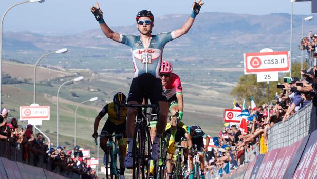 Wellens gana en la cuesta de Caltagirone