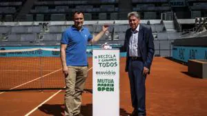 Manolo Santana y Alberto Berasategui junto al trofeo de Mutua Madrid Open