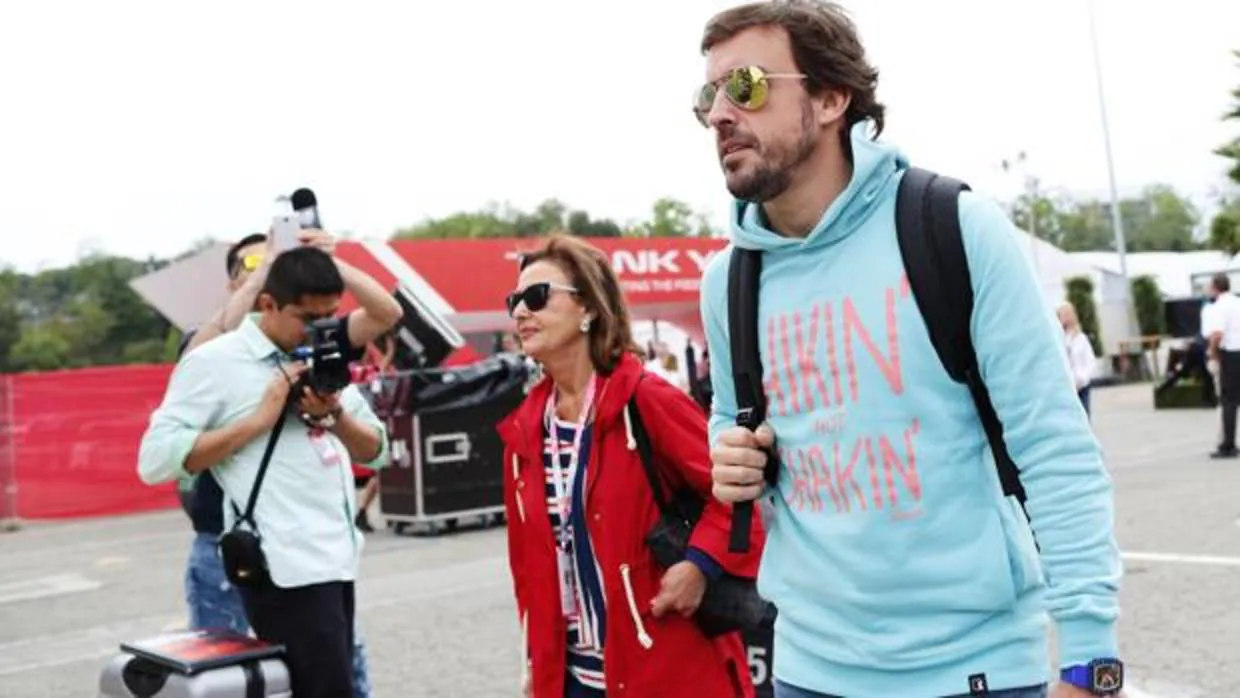 Fernando Alonso, en el circuito de Montmeló acompañado por su madre