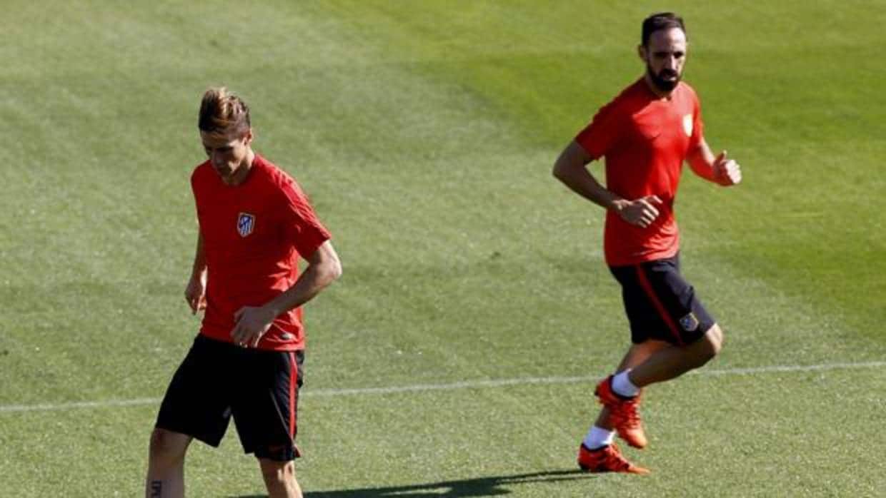 Juanfran, en un entrenamiento del Atlético junto a Fernando Torres