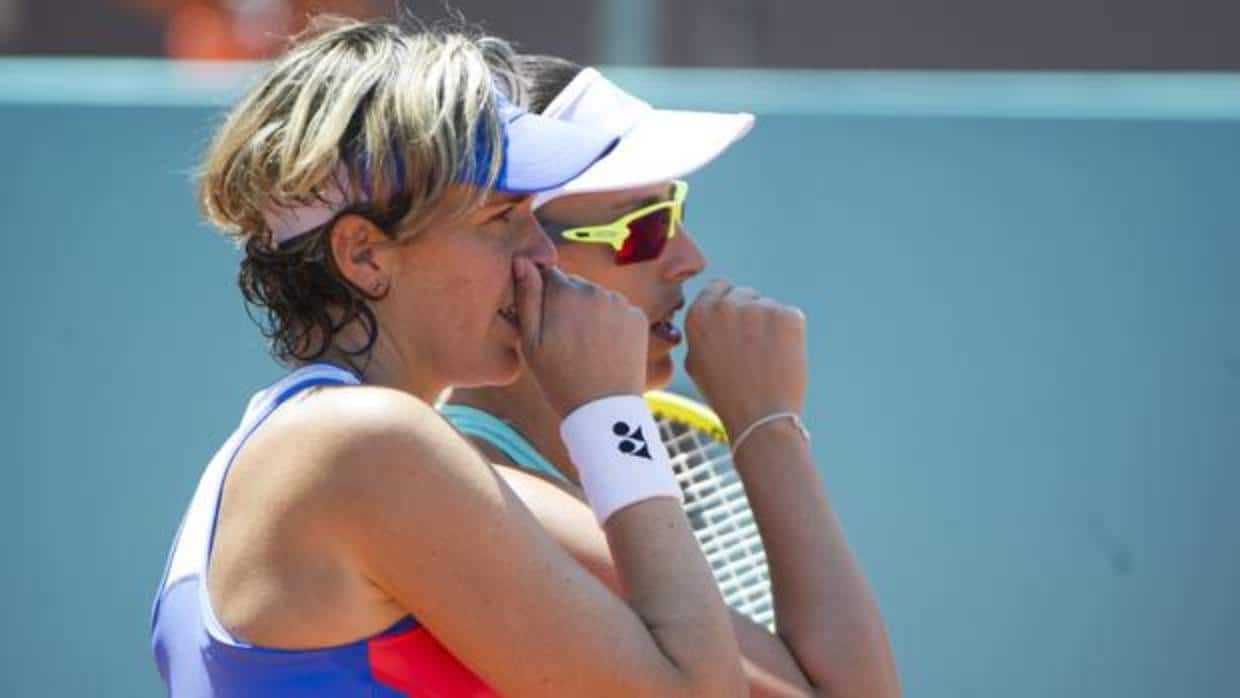 María José Martínez (delante) y Johanna Konta en el Mutua Madrid Open