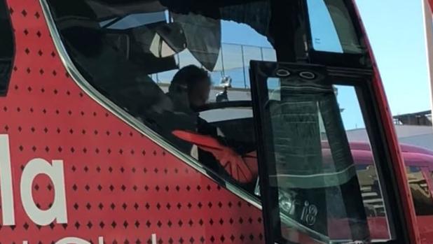 El autobús del Sevilla llega al Benito Villamarín con una luna rota