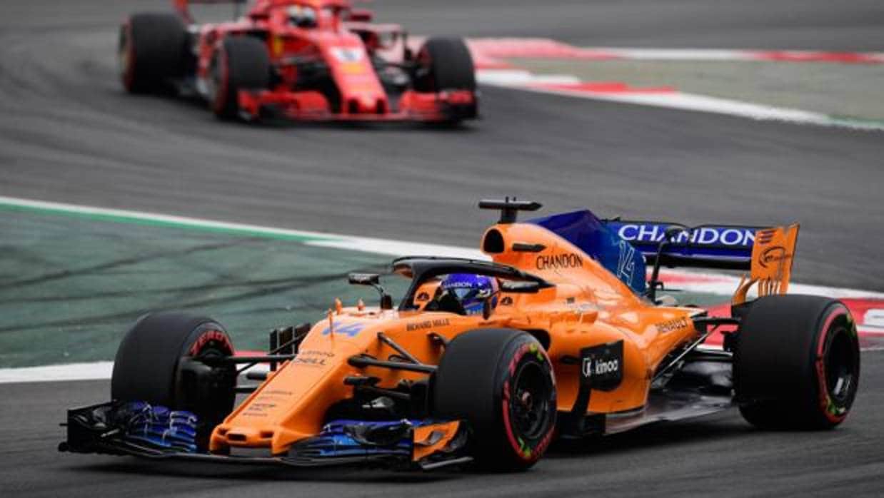 Alonso mejora pero sigue a un mundo de Hamilton