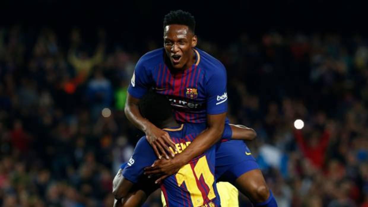 Yerry Mina felicita a Dembélé durante el partido ante el Villarreal