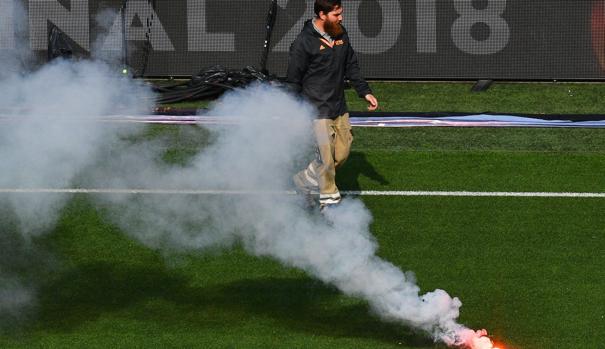 Arrojan una bengala desde el exterior del estadio