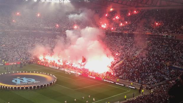 Cientos de bengalas en la final