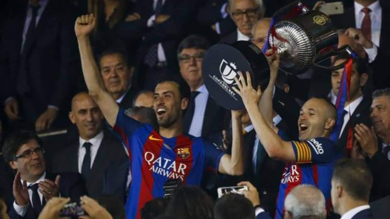 Iniesta y Busquets levantan la Copa del Rey ganada ante el Alavés