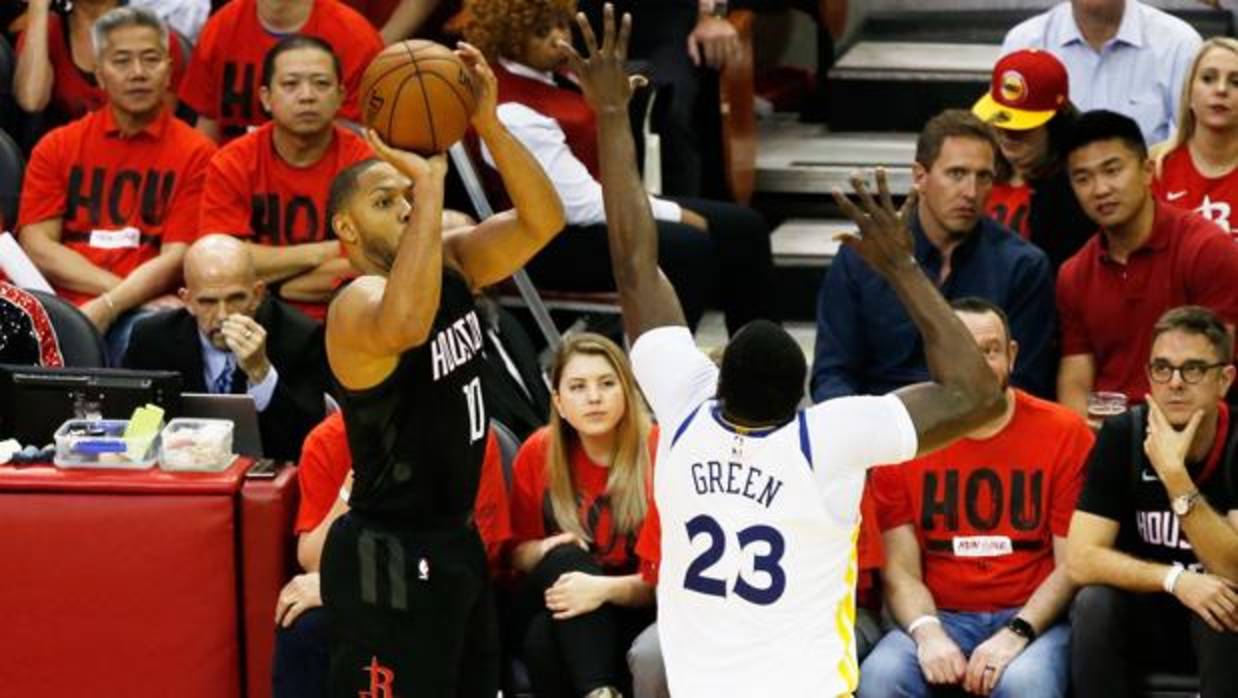 Gordon intenta un triple en el Rockets-Warriors