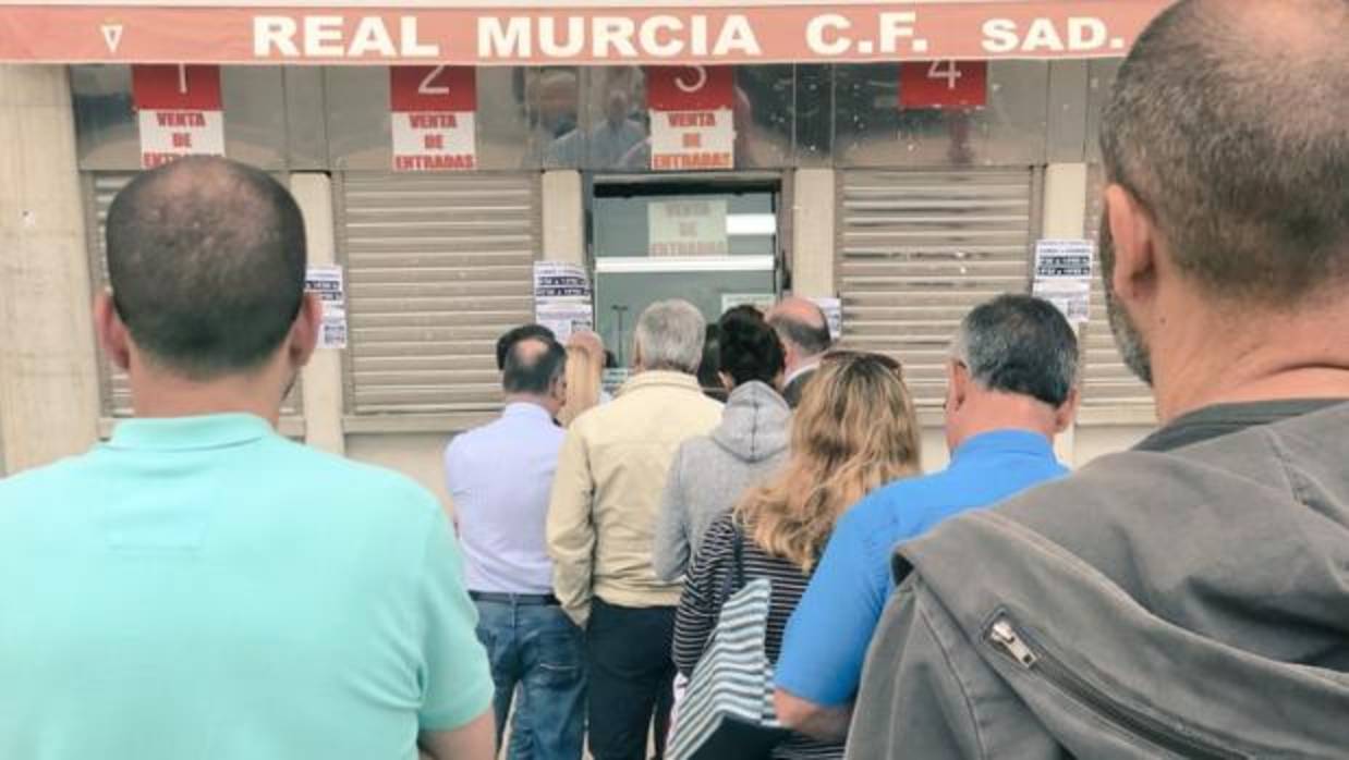 Aficionados esperan en las taquillas para comprar entradas del Murcia-Elche