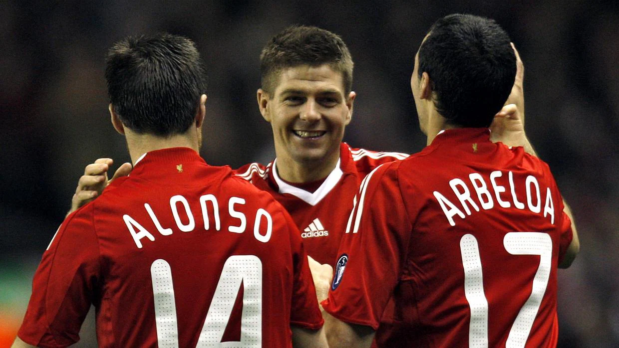 Xabi Alonso y Arbeloa celebran junto a Gerrard un gol del Liverpool