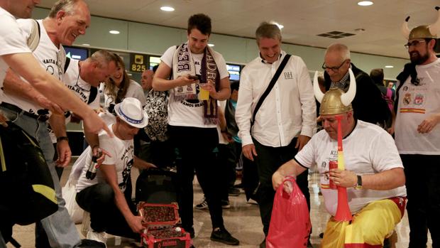 El Prat se llena de madridistas catalanes rumbo a Kiev