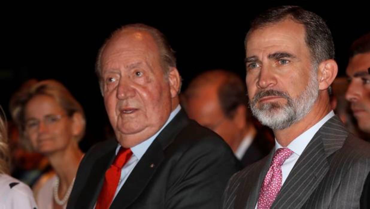 El Rey Juan Carlos, junto a su hijo, Felipe VI