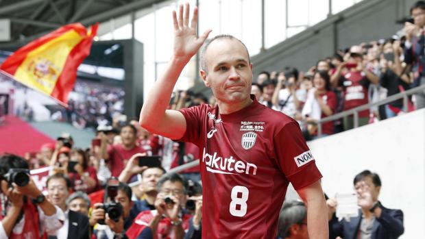 Iniesta convoca a 8.000 hinchas en su presentación con el Vissel Kobe