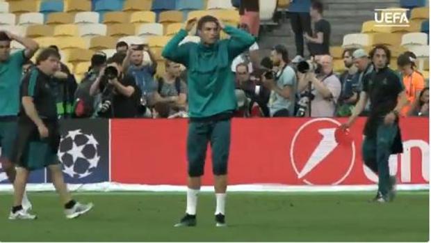 El gesto de Cristiano tras abrir la ceja a un cámara de un balonazo
