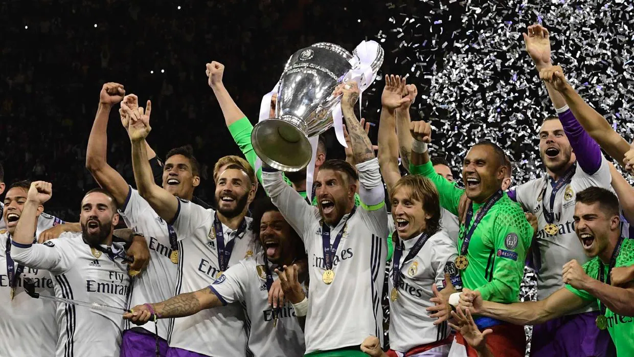 Los jugadores del Real Madrid celebrando la duodécima Champions League