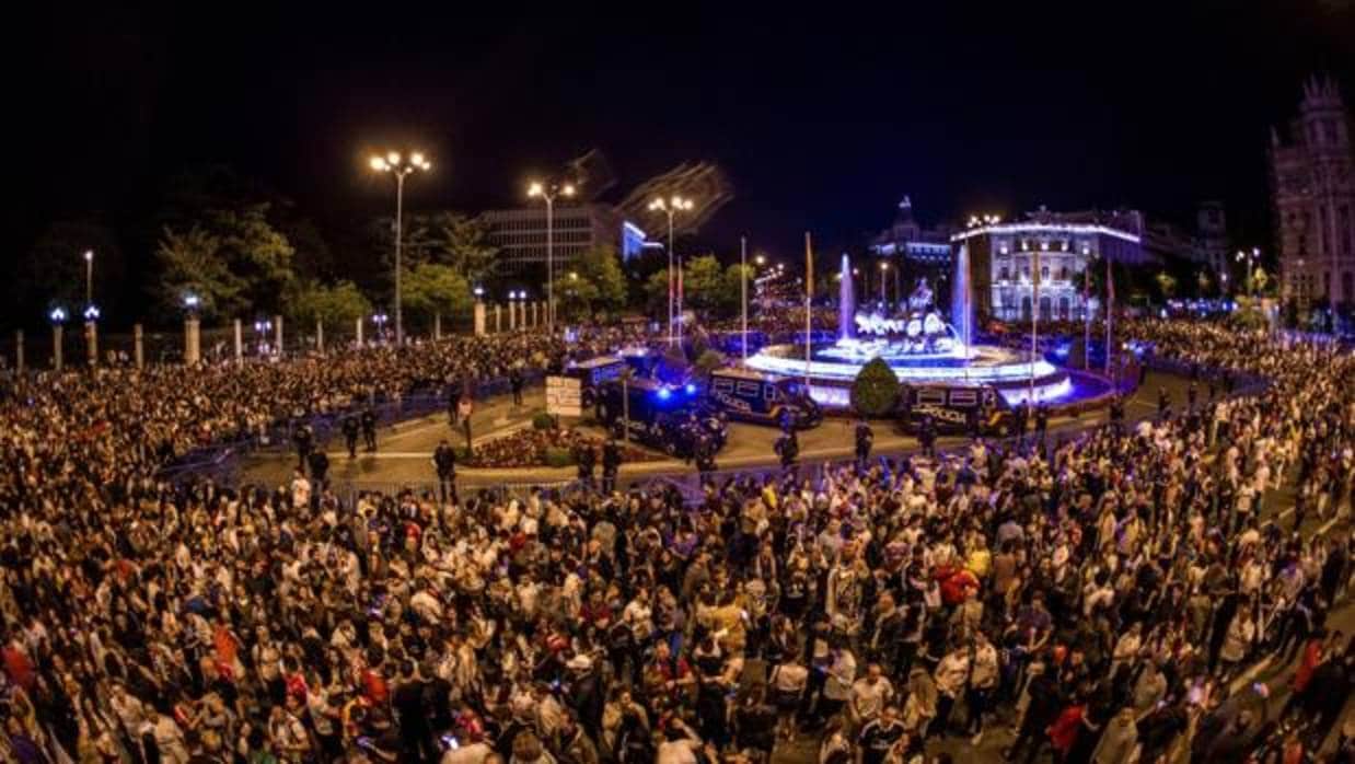 Miles de aficionados del Real Madrid se congregaron en la plaza de Cibeles momentos después de la consecución de la decimotercera Champions