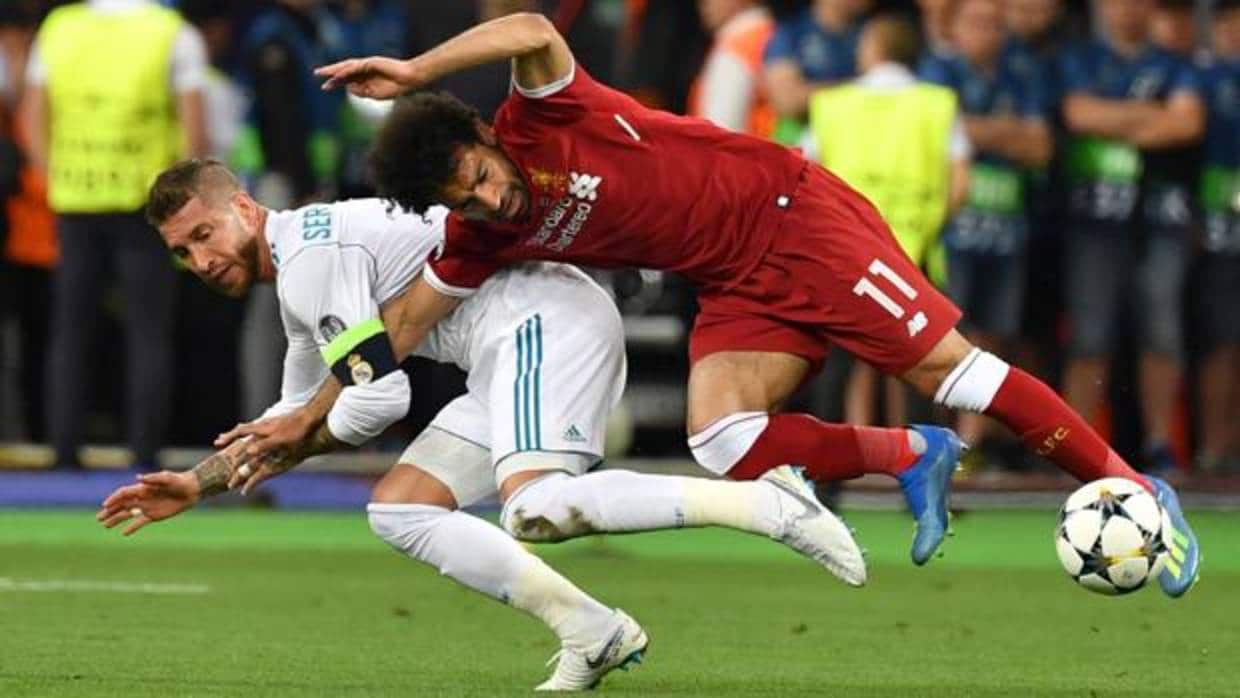 Ramos y Salah, en la jugada de la lesión del egipcio