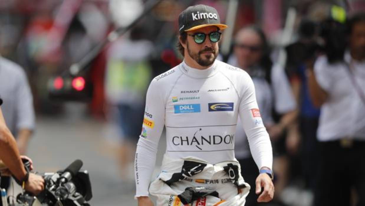 Fernando Alonso camina por el paddock de Mónaco