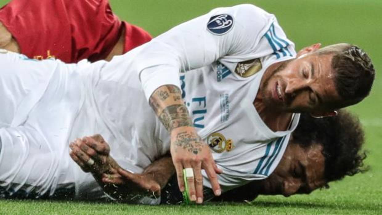 Ramos y Salah, en la acción de la lesión del egipcio