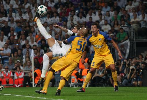 Sergio Ramos rematando de chilena en el partido contra el Apoel