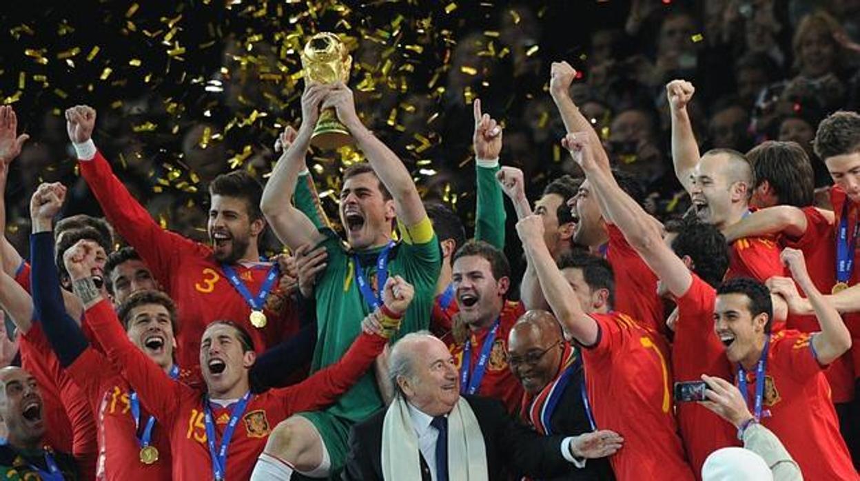 España levantando la Copa del Mundo en Sudáfrica