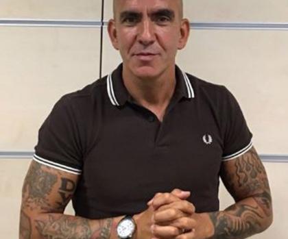 Paolo Di Canio con la palabra «Dux» en su brazo derecho