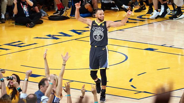 Curry acribilla a los Cavaliers