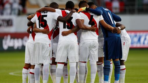 Los peruanos en un partido amistoso