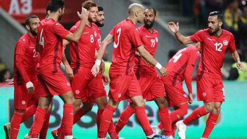 Los jugadores tunecinos celebran un gol en un amistoso