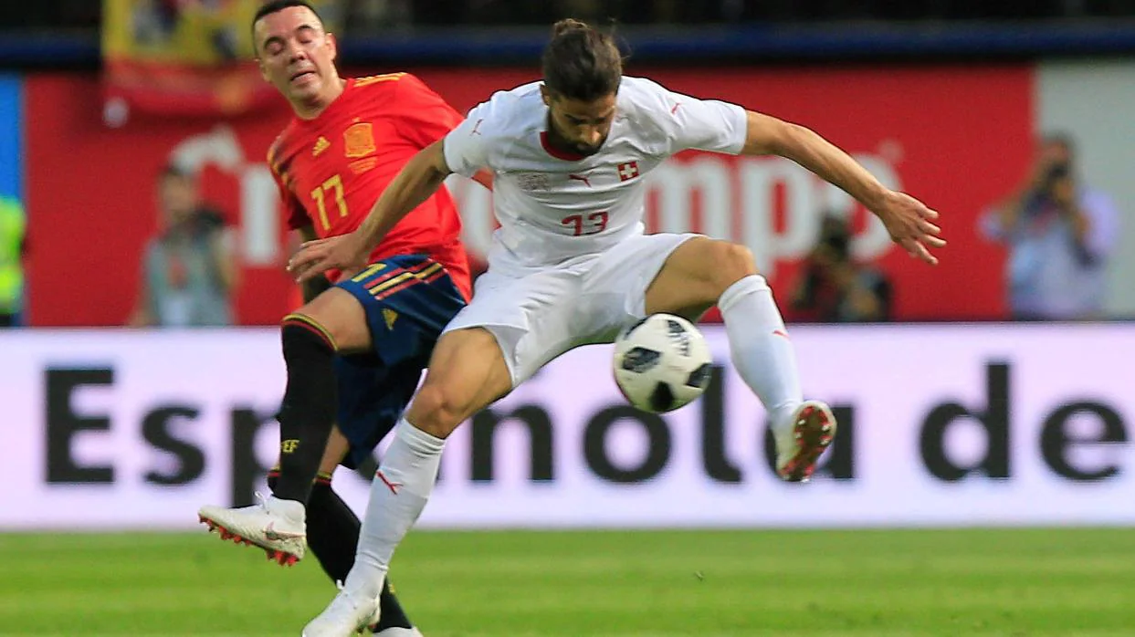 Iago Aspas dispuntando un balón en un partido con España