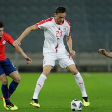 Matic controlando el balón en un partido con Serbia