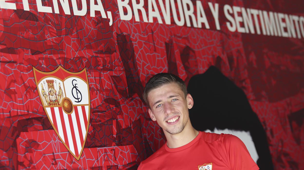 Lenglet junto al escudo del Sevilla