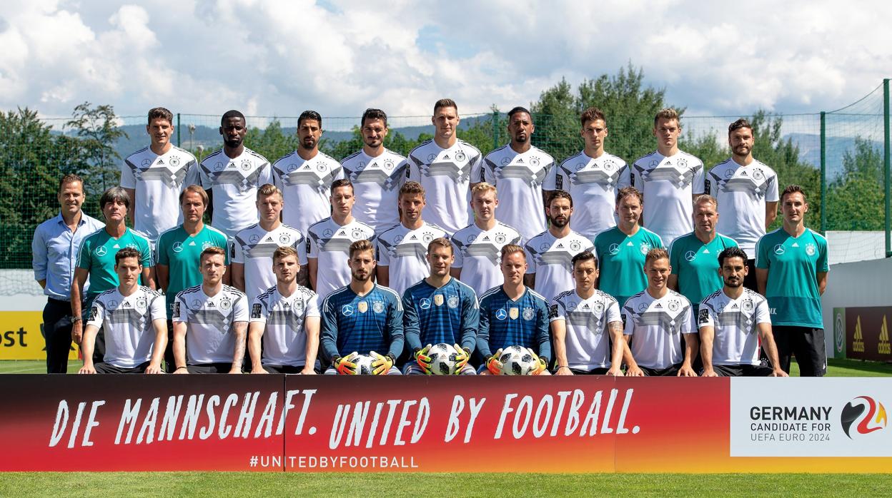 La selección alemana posa para la foto oficial antes de partir a Rusia