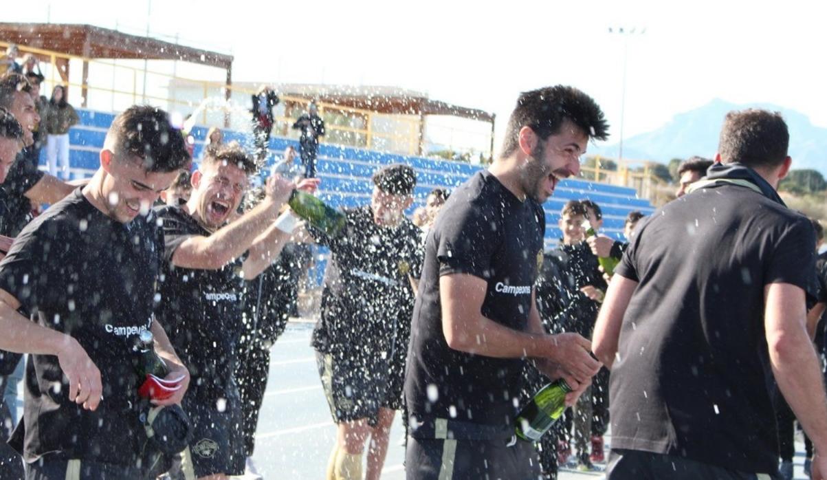 Los jugadores del Intercity Sant Joan celebran el ascenso