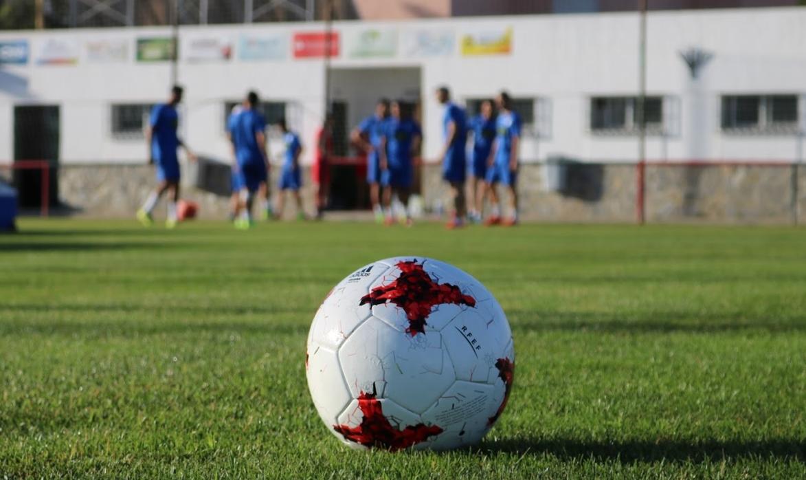 Entrenamiento en un estadio de Tercera división