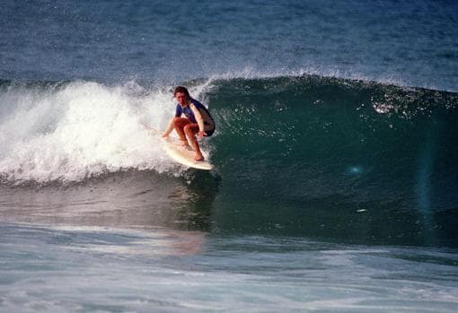 Homenaje en la playa de Somo a la primera mujer surfista española