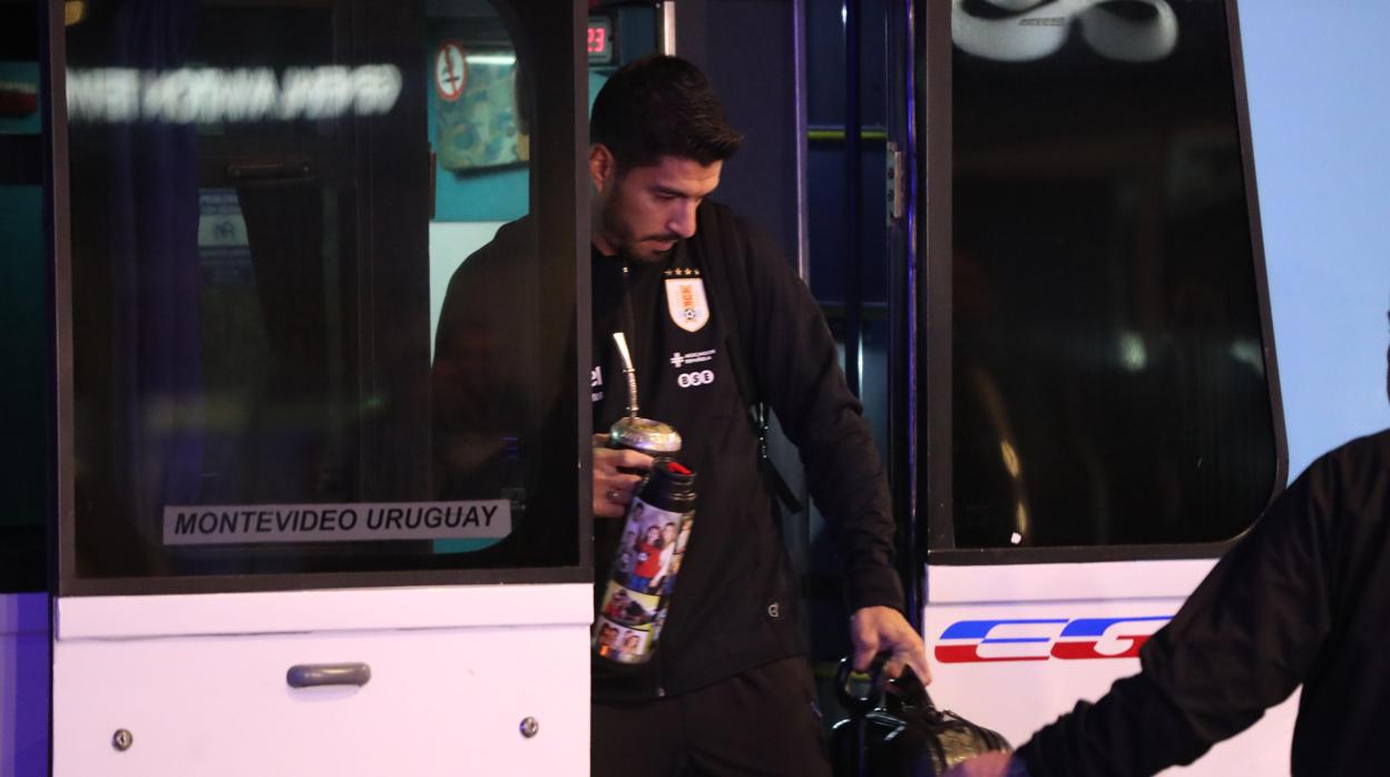 Luis Suárez, tomando mate en el aeropuerto