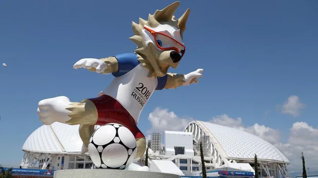 Figura de la mascota del Mundial de Rusia 2018 frente a una de las sedes