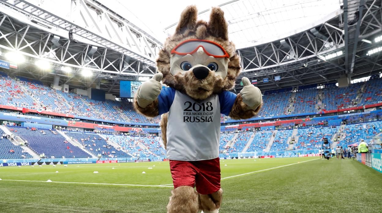 La mascota del Mundial de Rusia en el estadio de San Petersburgo antes del partido Marruecos - Irán