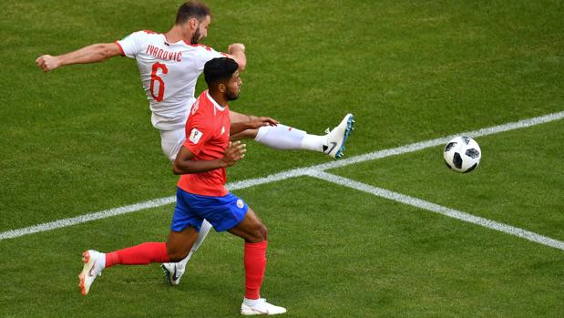 Un golazo de falta de Kolarov rompe el muro costarricense