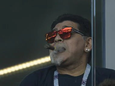 Las dos polémicas imágenes de Maradona en el Argentina-Islandia