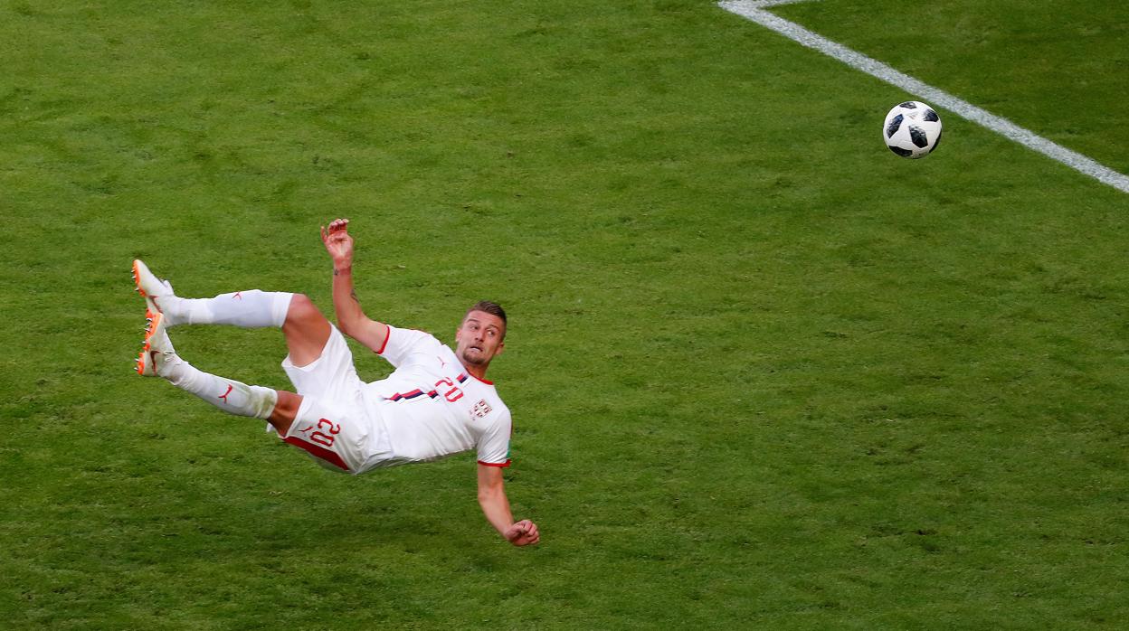 Milinkovic-Savic rematando un balón de chilena en el Mundial contra Costa Rica