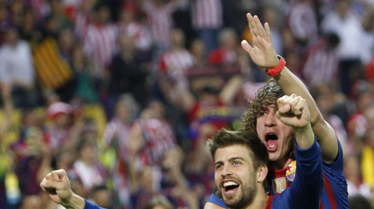 Piqué y Puyol celebran un gol del Barcelona
