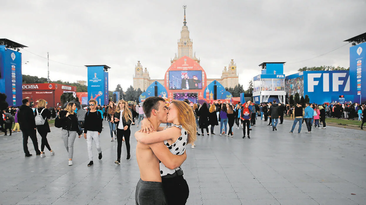 Dos jóvenes se besan en una plaza moscovita