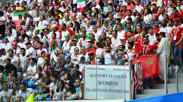 Las mujeres entran por primera vez en el estadio de Teherán